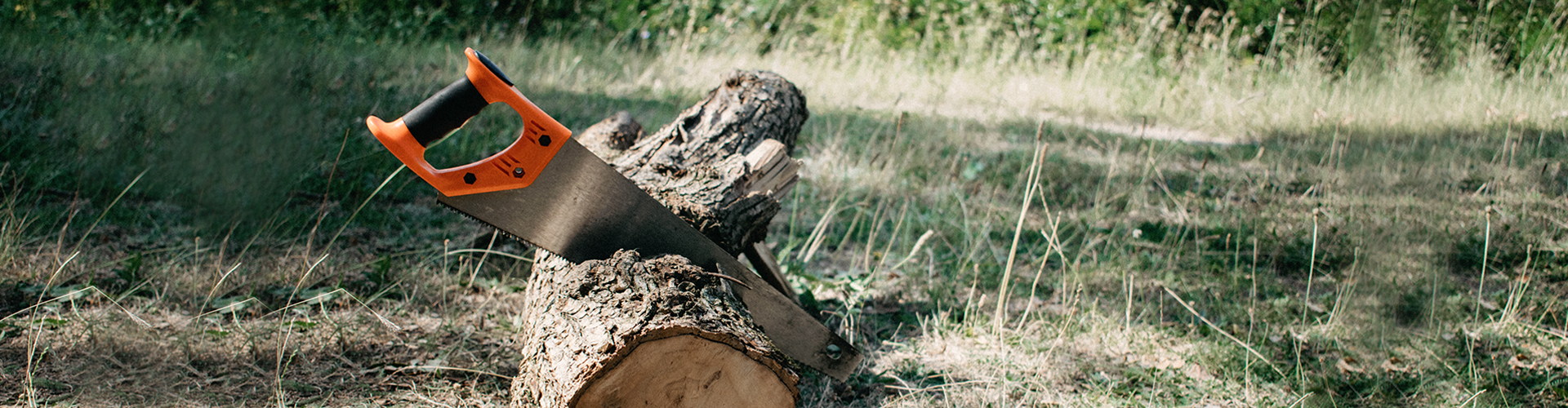 Fendre et scier le bois pour se chauffer avec un matériel adapté